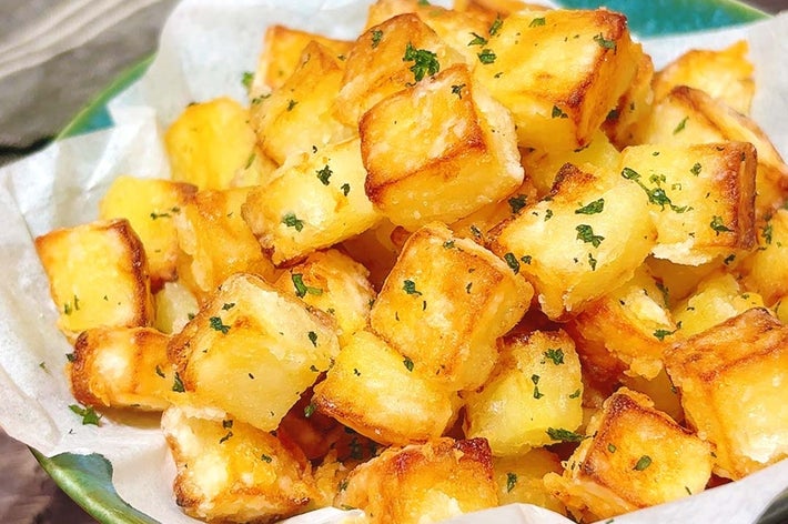 カリッと揚げられたポテトが皿に盛られている。パセリが散らされており、アペタイザーとして提供される。