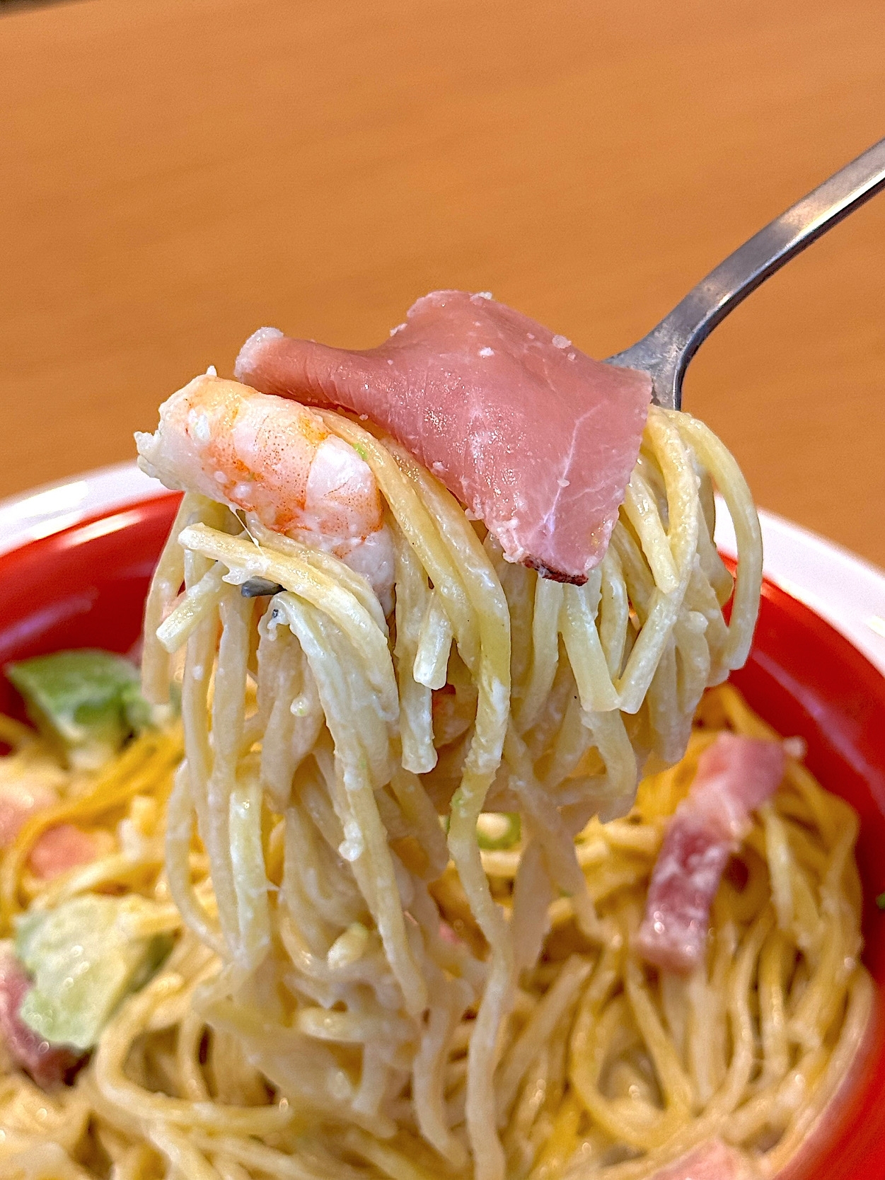 ガストの「炙り生ハムと海老アボカドのレモンクリームパスタ」