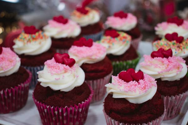 A tray of decorated cupcakes.