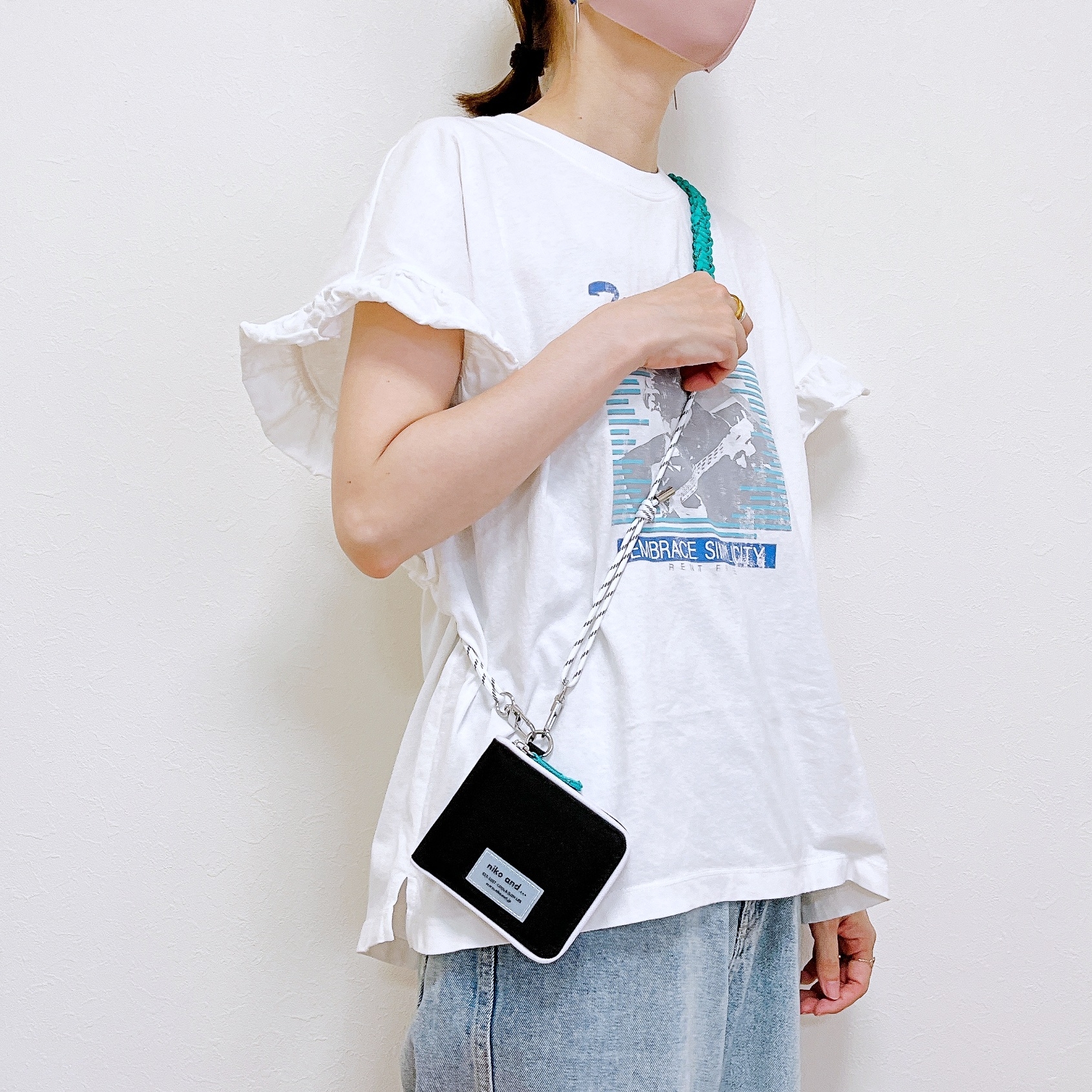 niko and...(ニコアンド)の「オリジナルストラップ付きZIP財布」