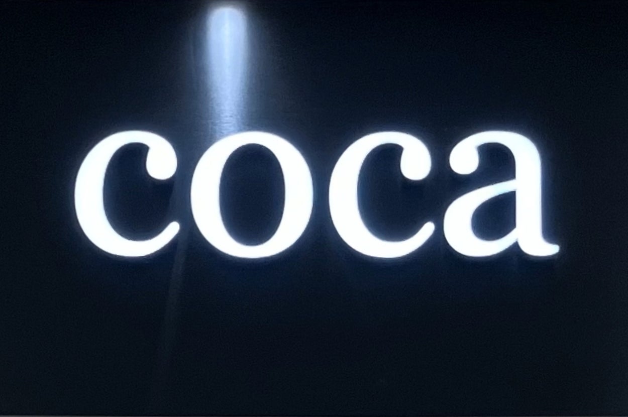 店の看板に「coca」と書かれています。