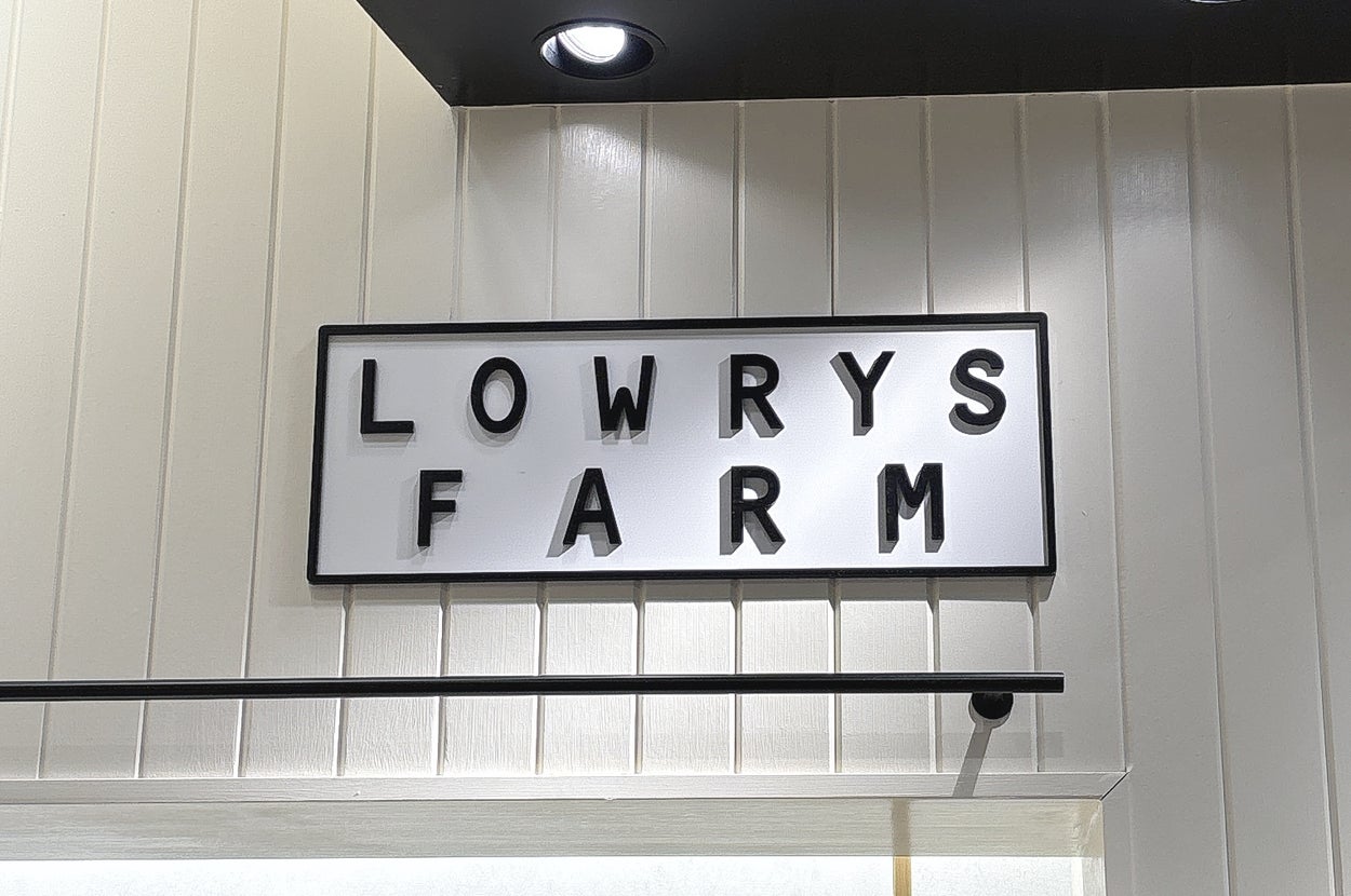店内に「LOWRYS FARM」と書かれた看板が壁に掛けられている。