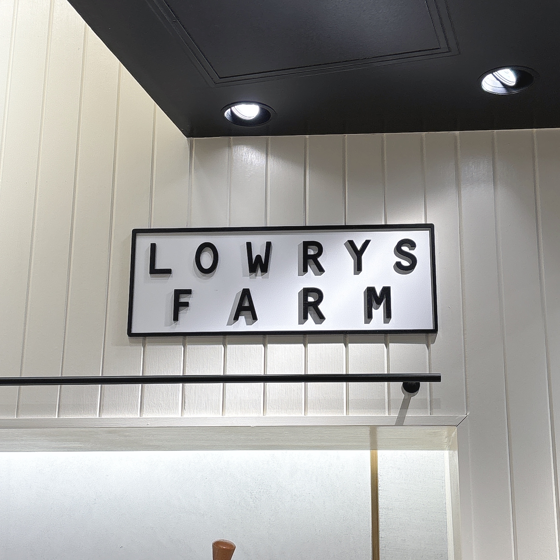 LOWRYS FARMと書かれた看板が店の入口に掛かっている。