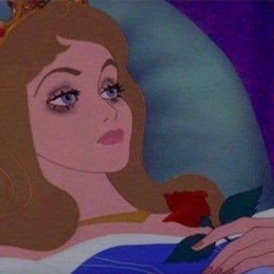Una princesa animada con una corona yace dormida con una rosa en la mano