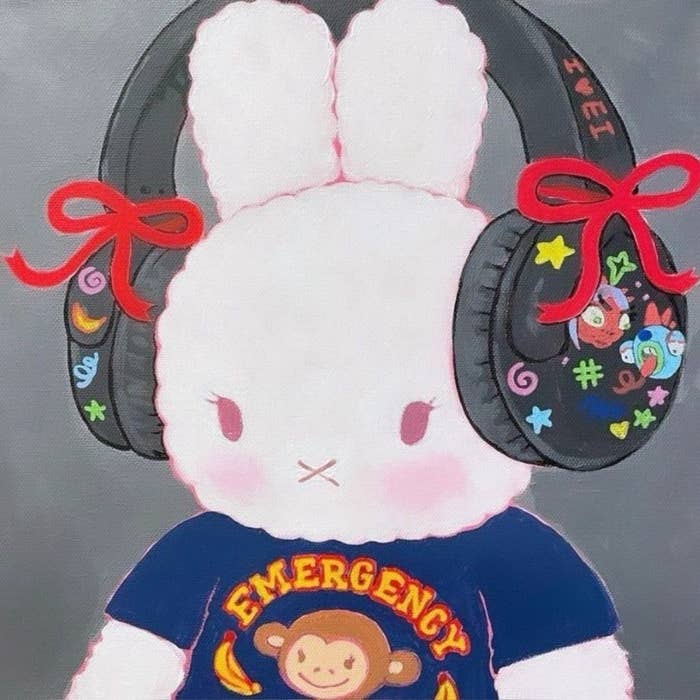 Dibujo de un conejo blanco con auriculares decorados y camiseta de mono que dice "Emergency". Arte colorido con detalles llamativos