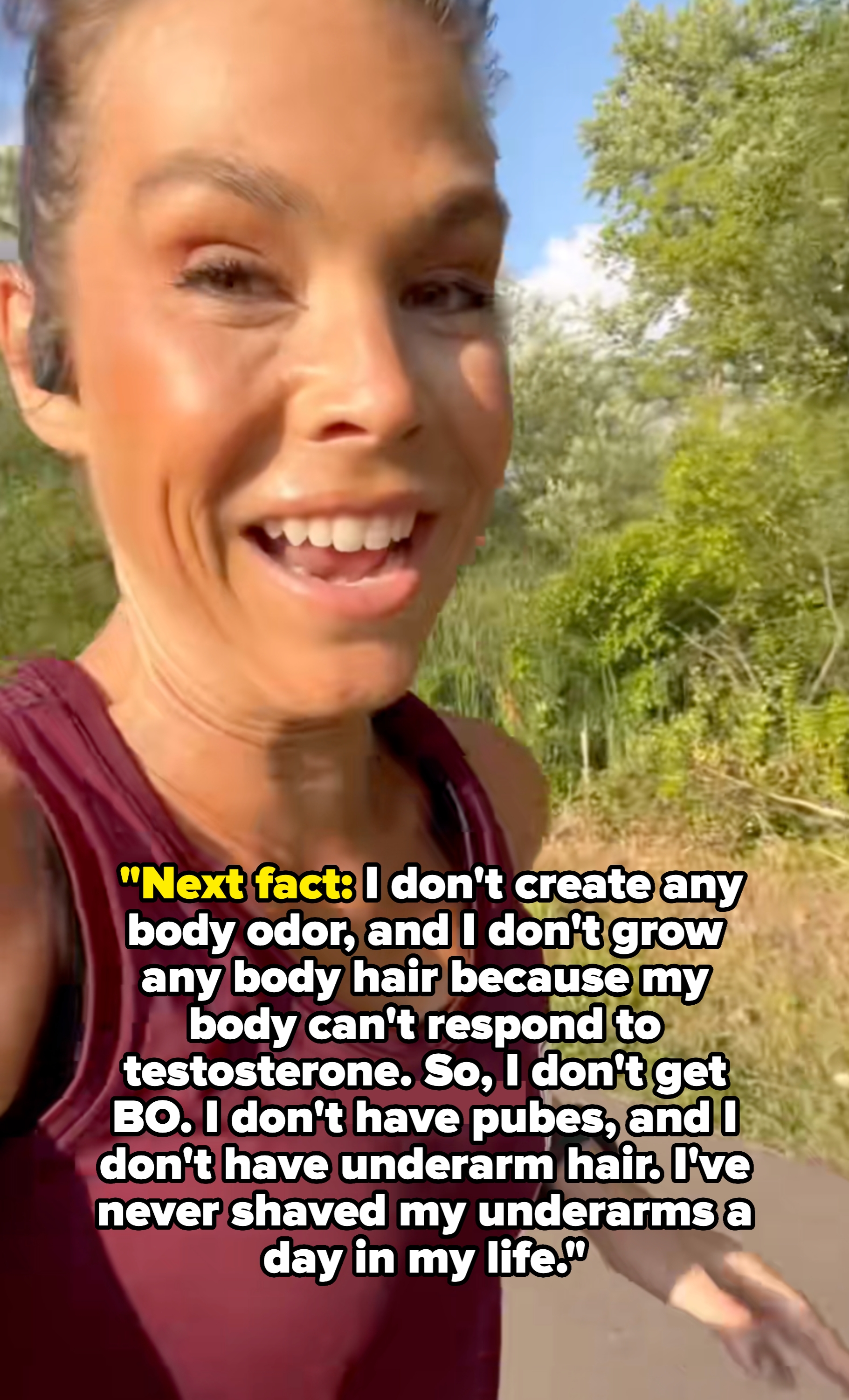 Person som løper utendørs, smiler til kameraet, iført en tank top og hodetelefoner. Tekst på bildet leser & quot; 8: 09 Jeg sverger. & Quot;