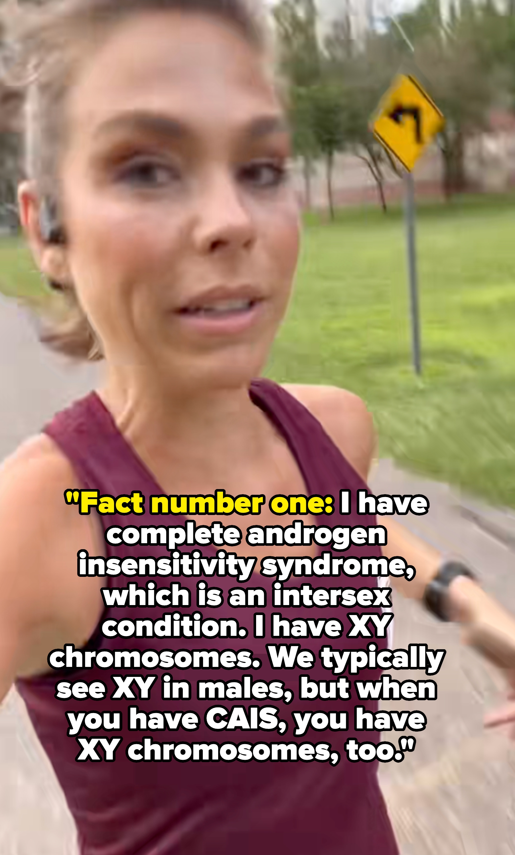 Person jogging på en sti, iført en ermeløs topp og øretelefoner, med et skarpt svingskilt i bakgrunnen. Tekstoverlegg leser & quot; vanligvis se X. & quot;