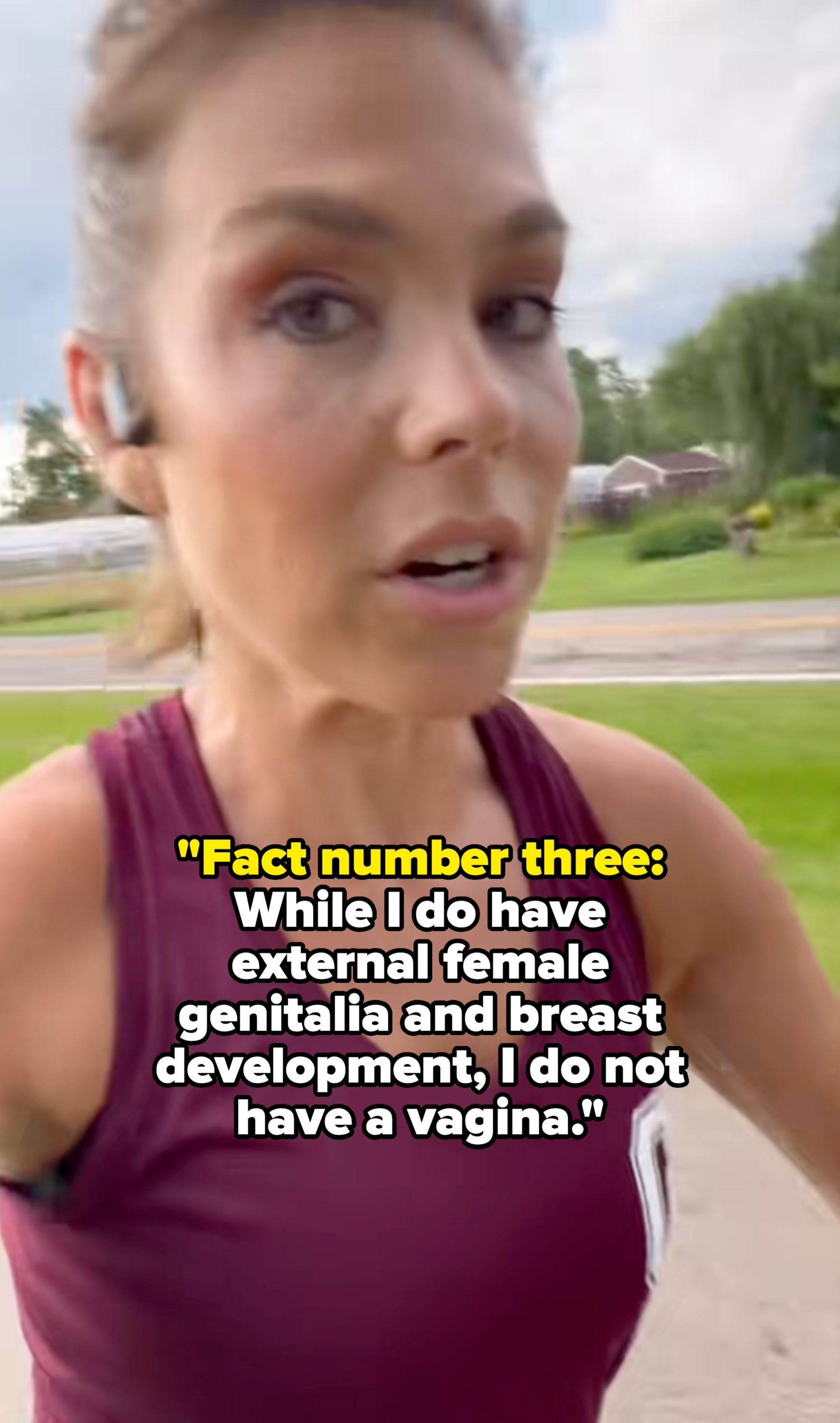 Person som jogger utendørs, har på seg en ermeløs topp og trådløse ørepropper