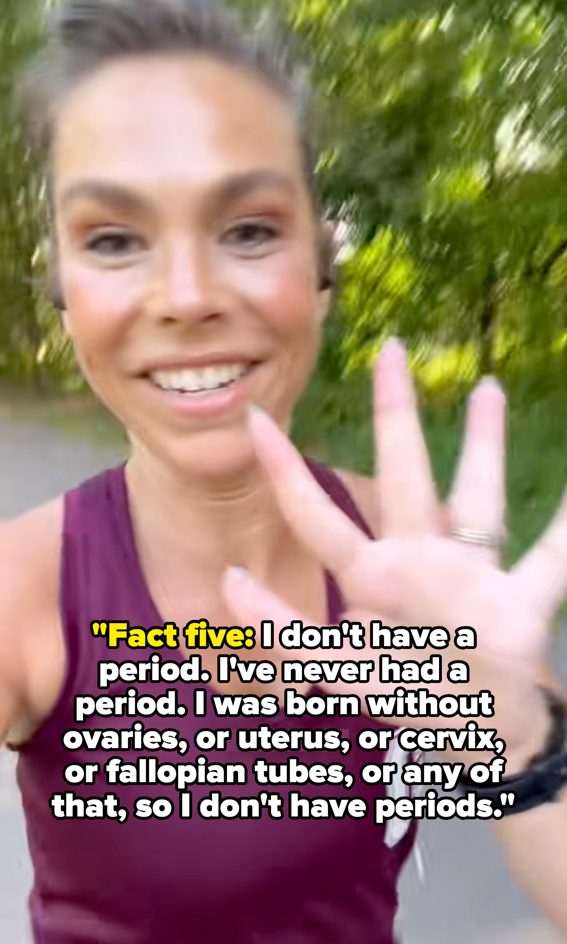 Person som jogger utendørs, smiler og vinker på kameraet, med tekstoverlegg: & quot; mil 5, 8: 26. & quot;