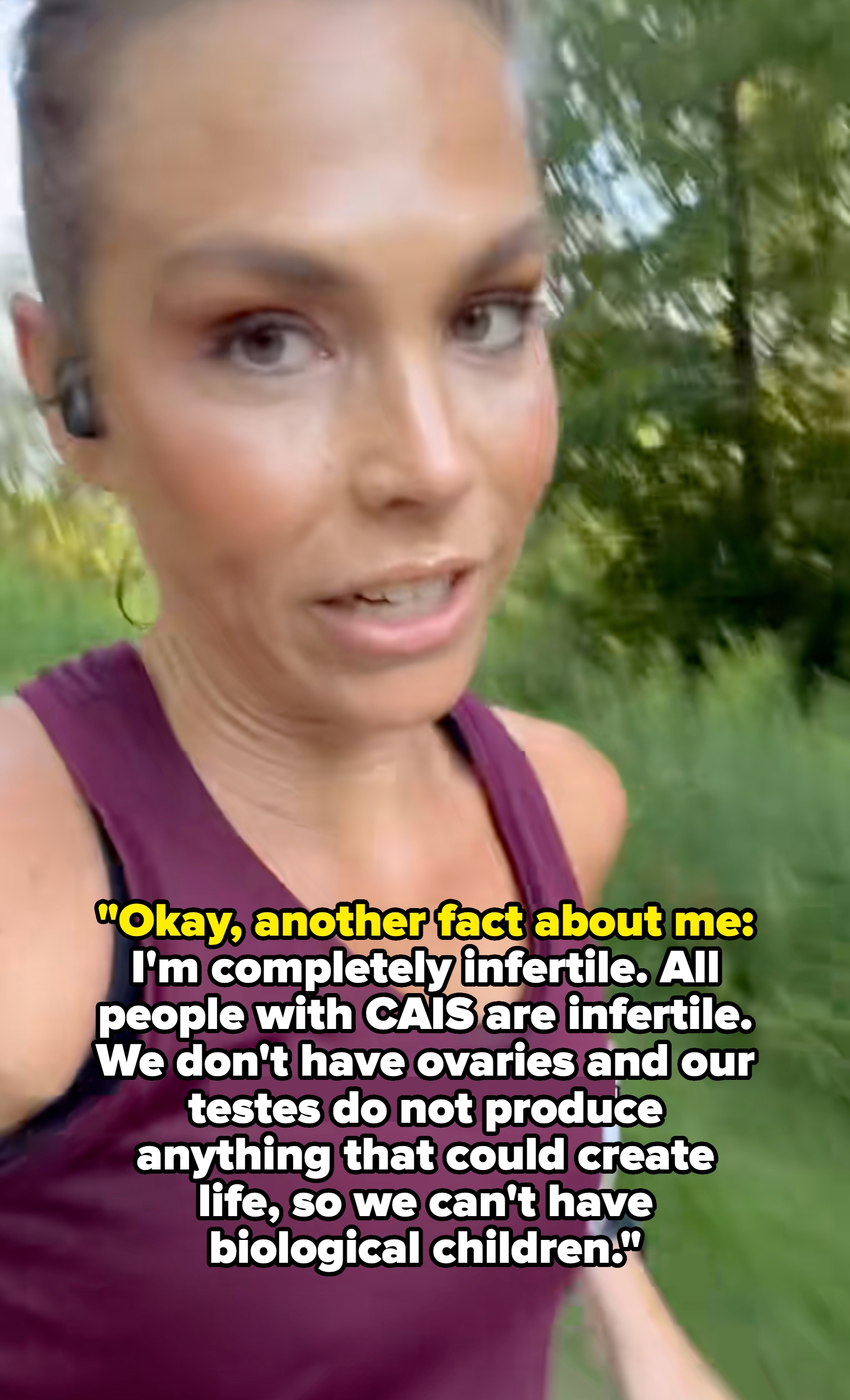 Person som jogger utendørs, har ørepropper og en tank top. Tekstoverlegg lyder: & quot; ha biologiske barn. & Quot;
