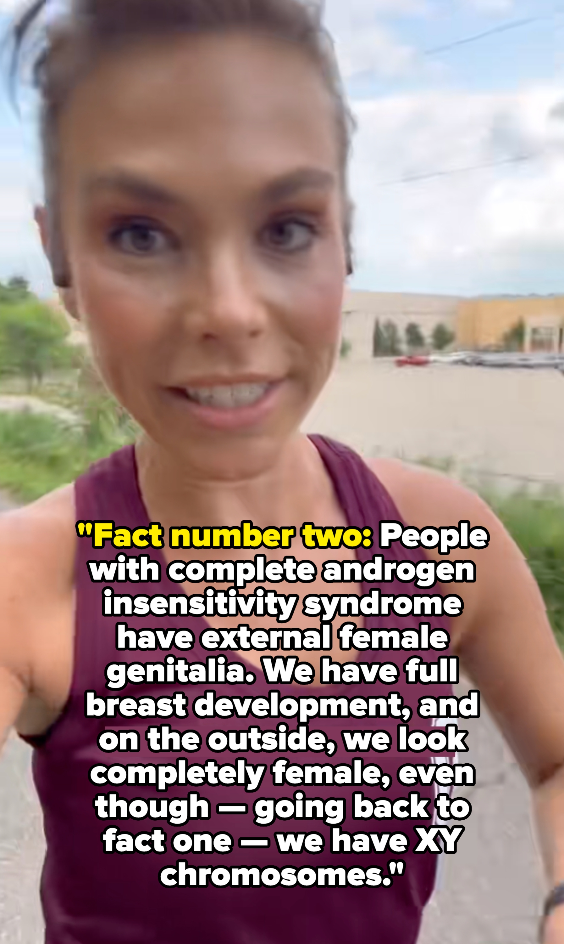 Person som jogger utendørs i atletisk tank top, tekst leser & quot; androgen ufølsomhetssyndrom. & Quot;