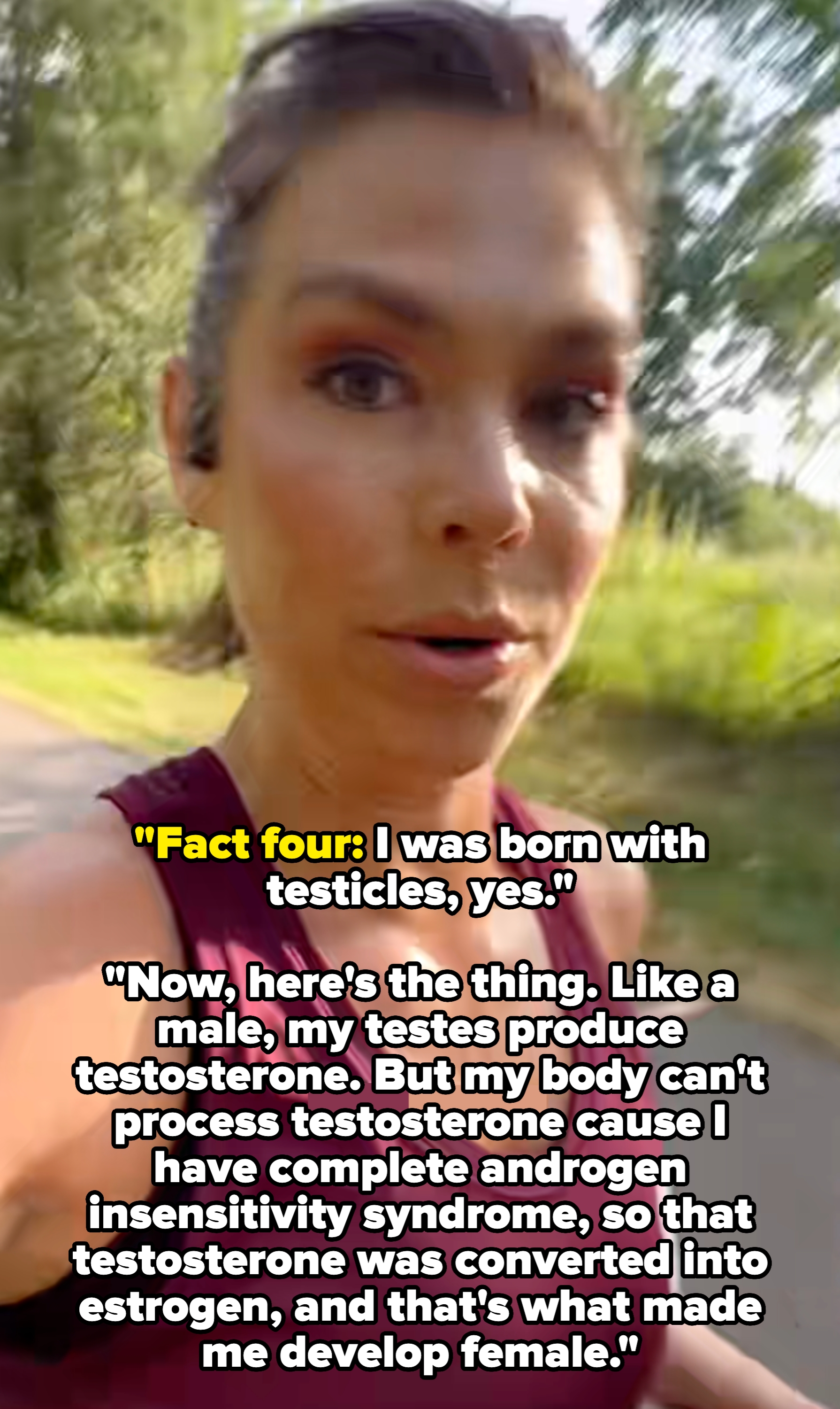 Person jogging på en sti, iført en ermeløs atletisk topp. Ordet & quot; testosteron & quot; er lagt på bildet