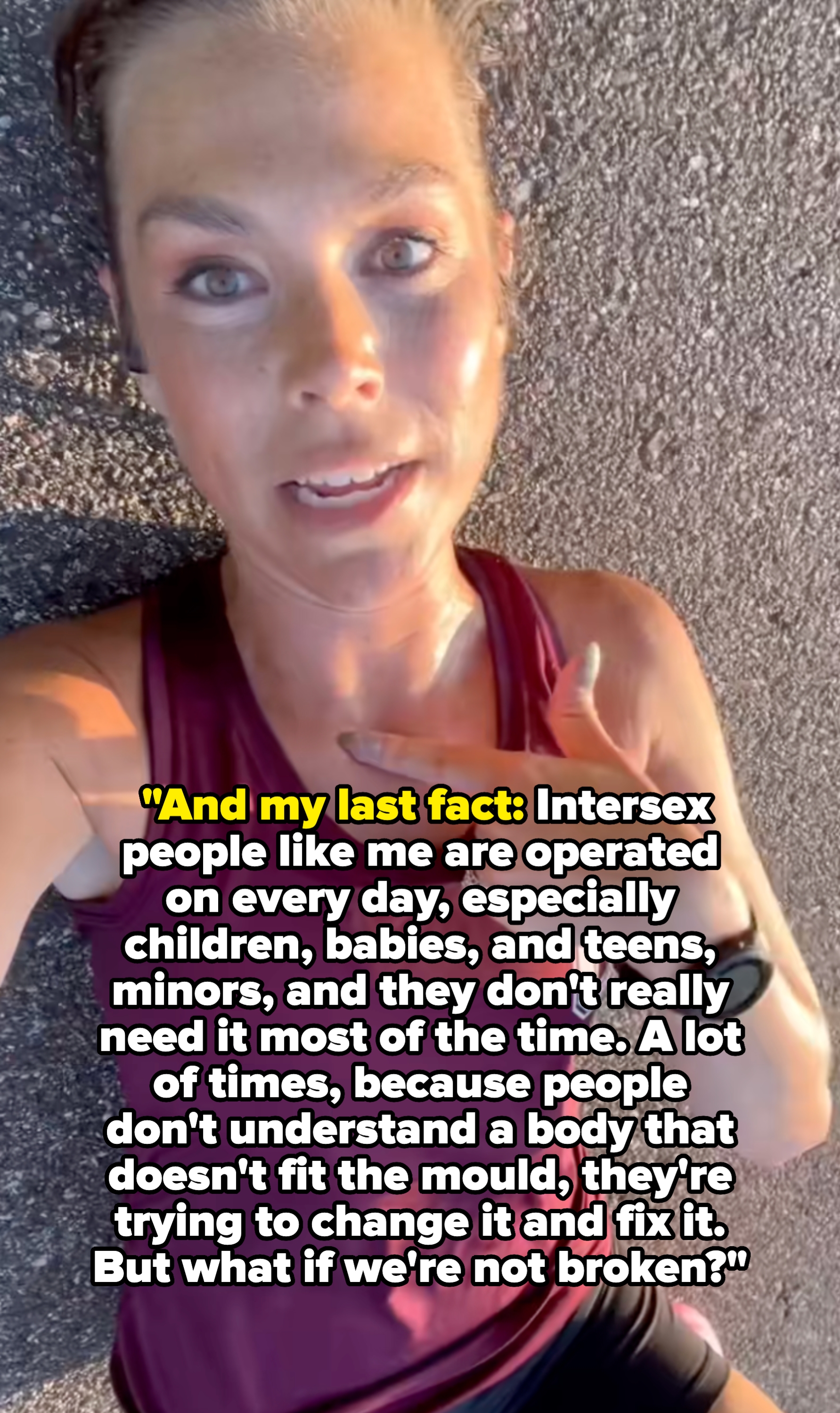 Personen som ligger på fortau iført en ermeløs atletisk topp og en klokke, og peker på seg selv. Tekst leser & quot; som meg er & quot;