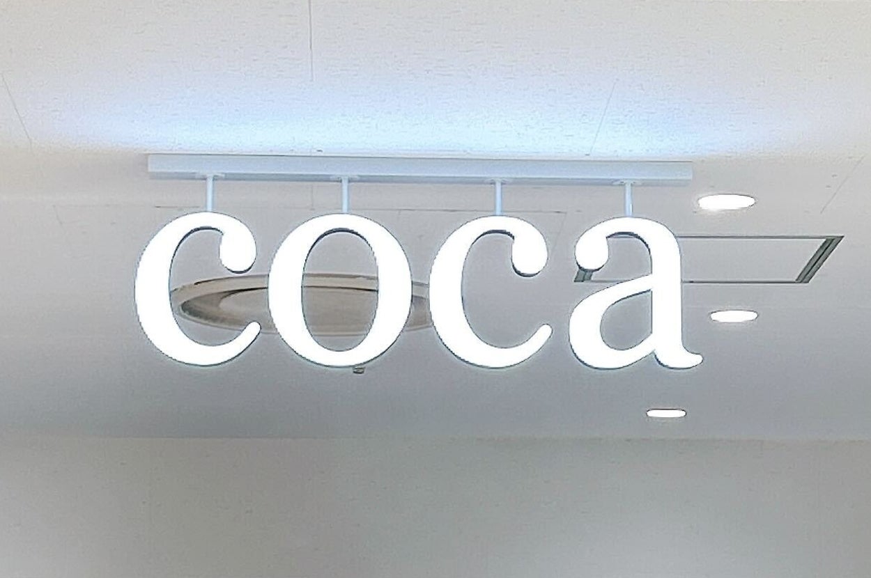 coca(コカ)の看板