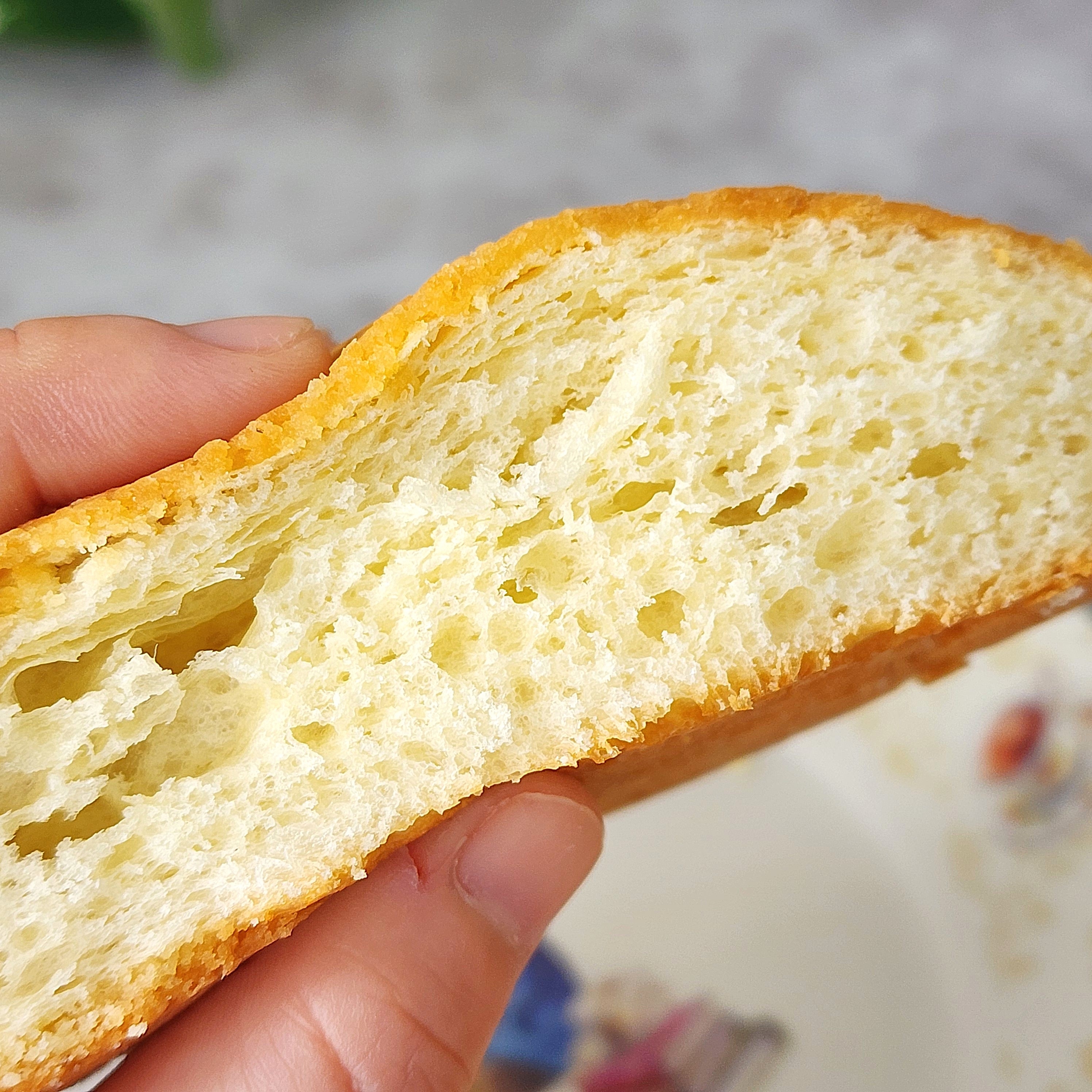 ふんわりとしたパンの断面を手に持っている。