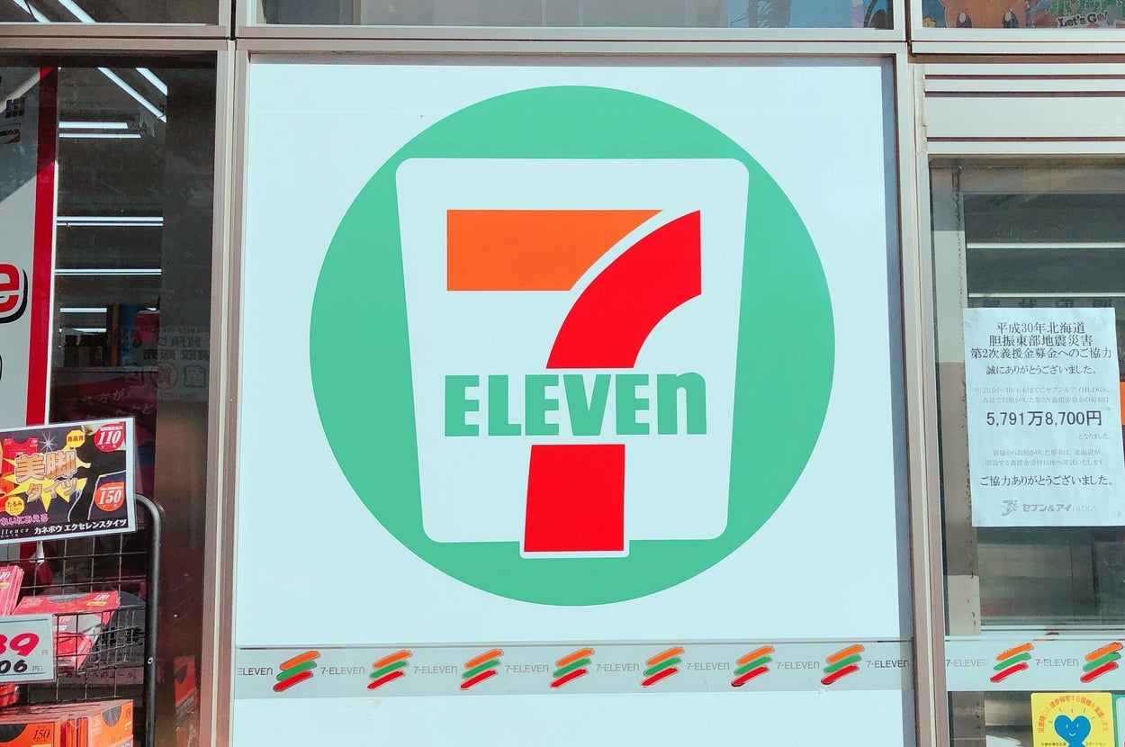 セブンイレブンのロゴが店舗の窓に掲示されている。