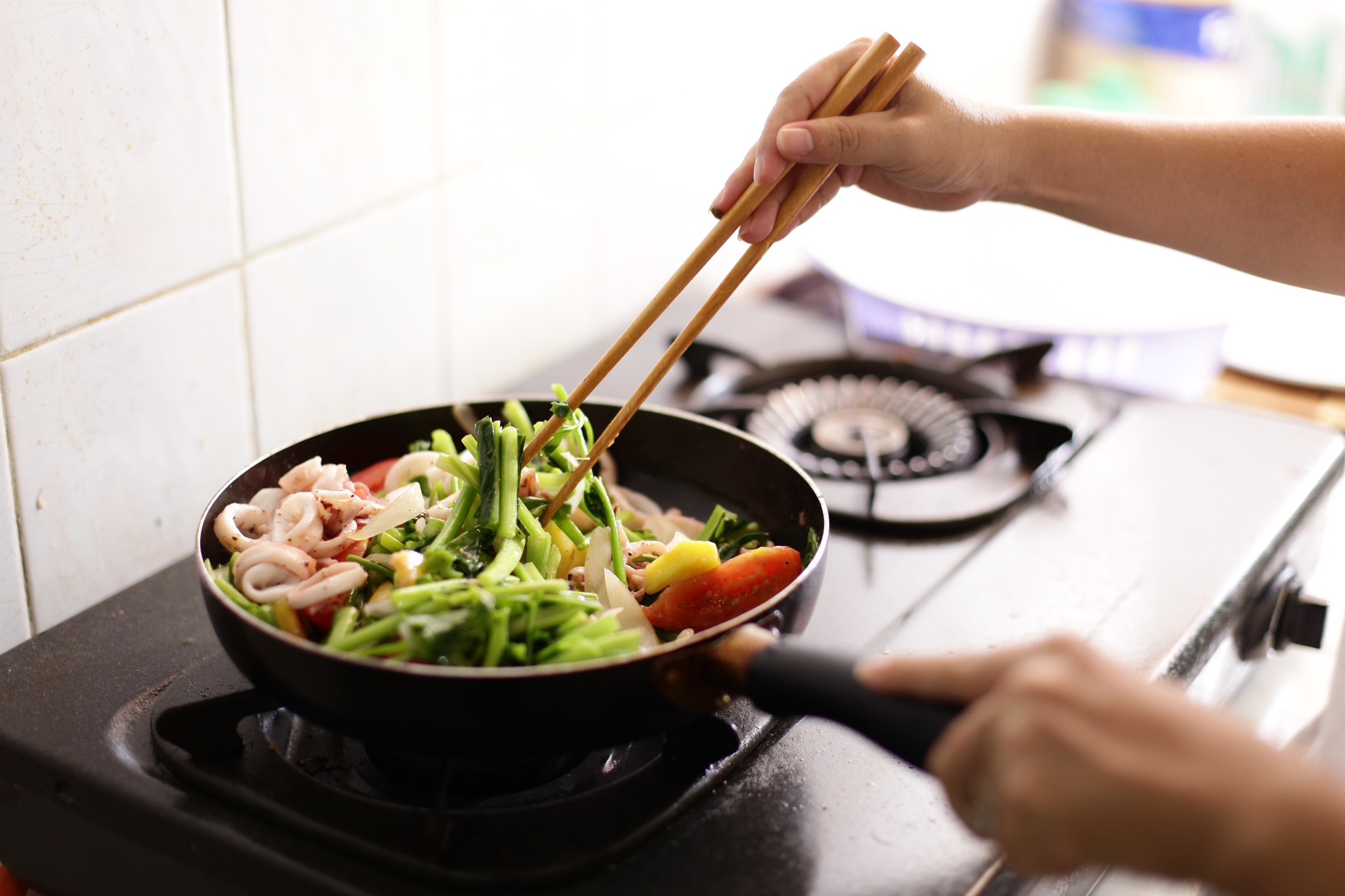 これやる人おるよね？」料理中の菜箸、絶妙な置き場所に共感続出