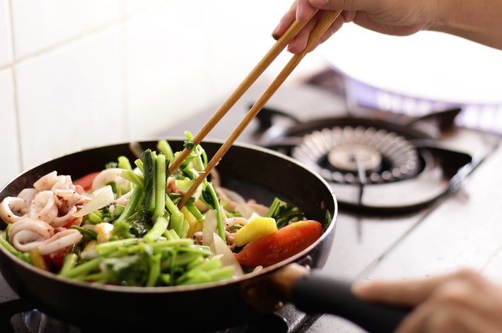 料理中のイメージ写真（Miquang / Getty Images/iStockphoto）