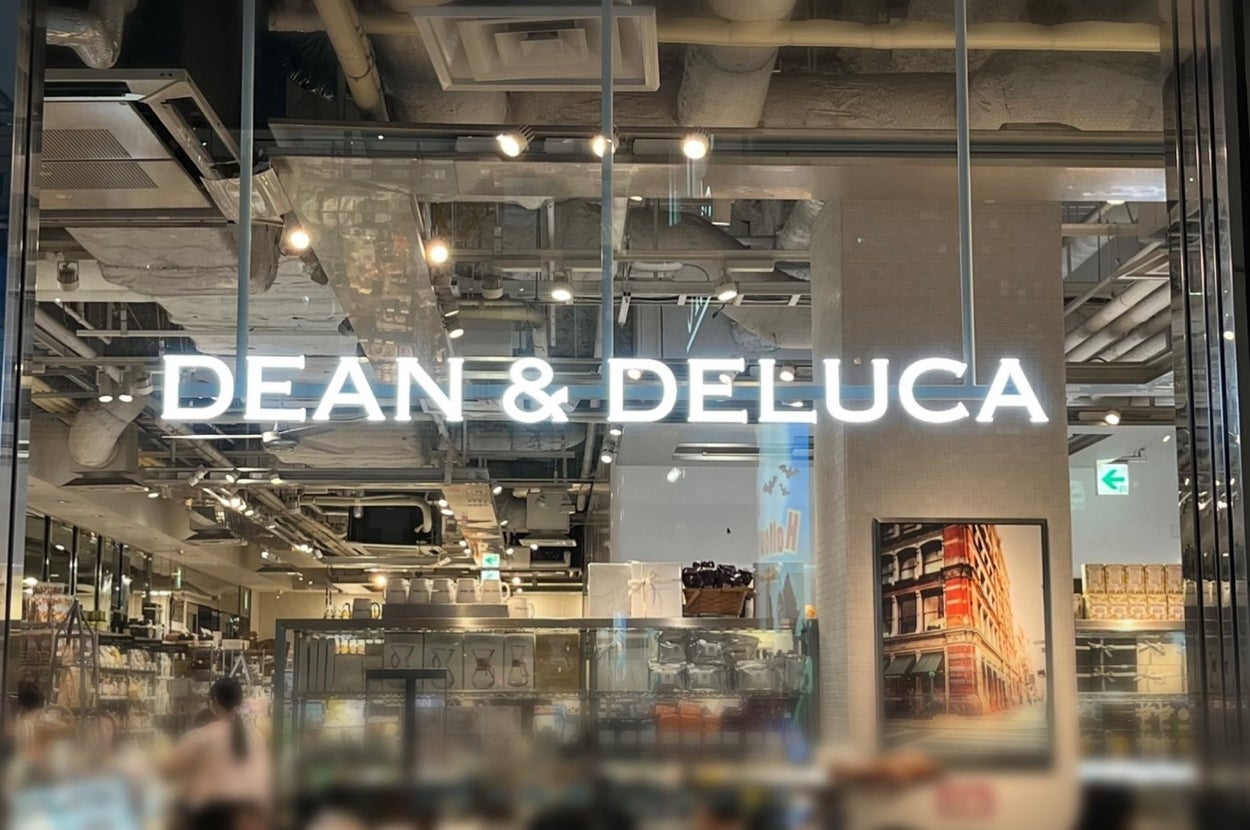 DEAN & DELUCA店舗の外観。店内には商品が並び、利用客が見える。