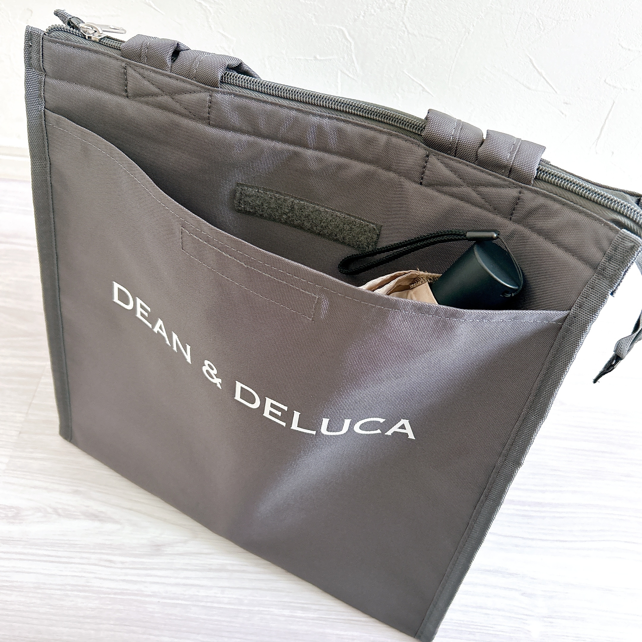 DEAN&DELUCA(ディーンアンドデルーカ)の「クーラーバッグ グレーL」