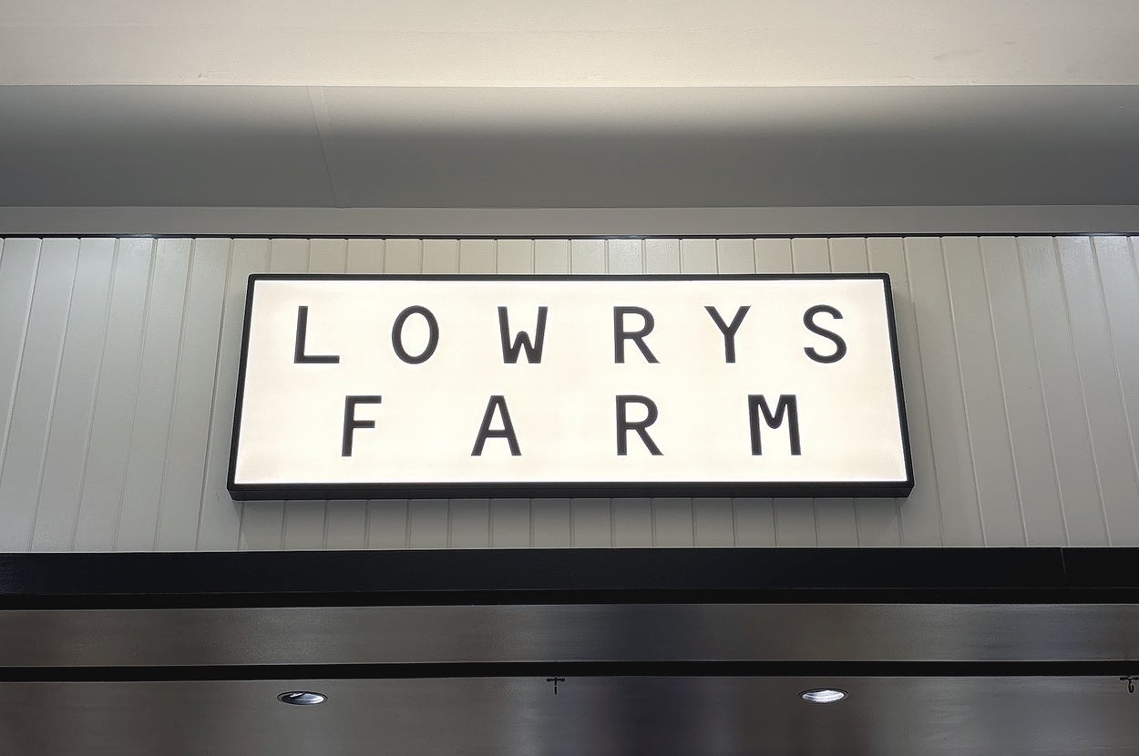 LOWRYS FARMの店舗の看板。