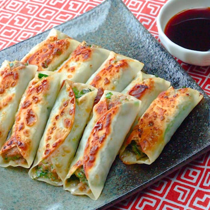 皿に盛られた数個の焼き餃子と、添えられたディッピングソースの小皿。