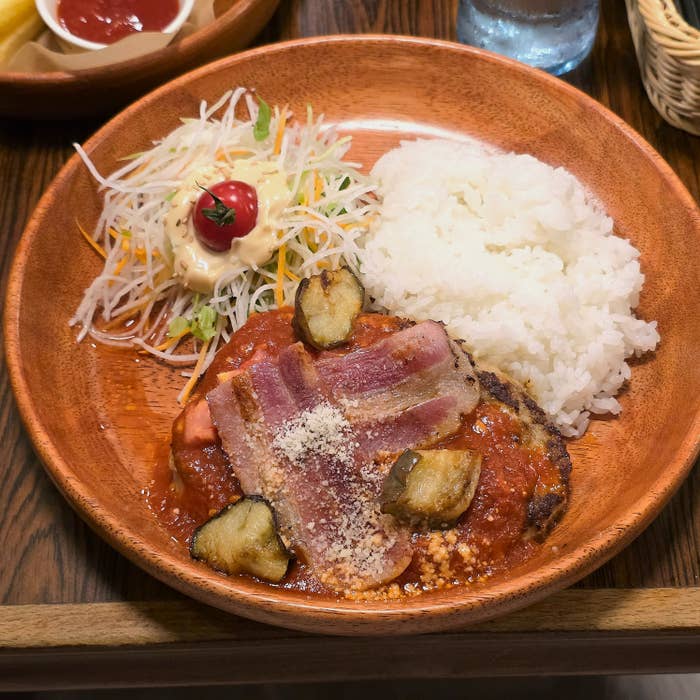 びっくりドンキー「厚切りベーコンと茄子のアラビアータバーグディッシュ」