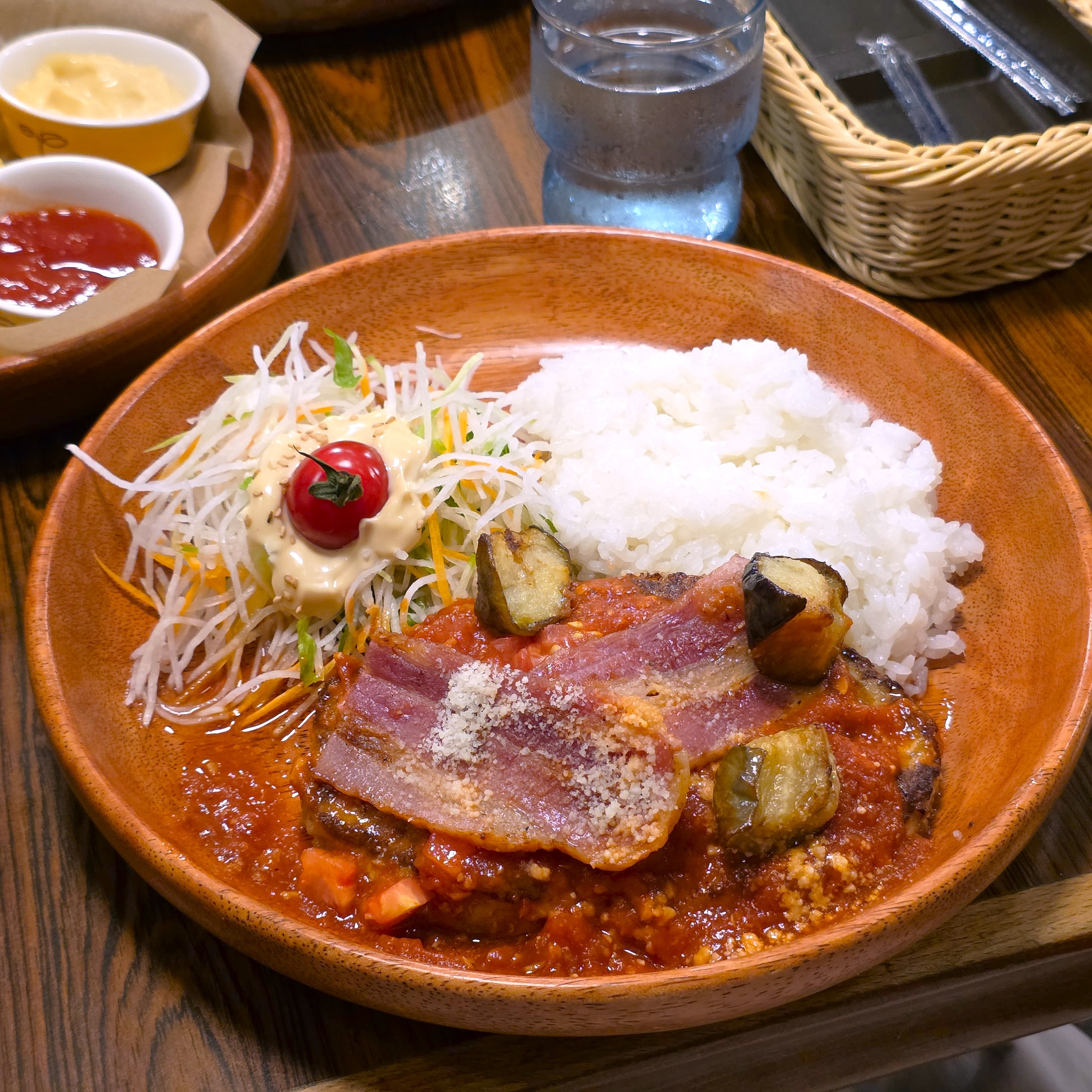 びっくりドンキー「厚切りベーコンと茄子のアラビアータバーグディッシュ」