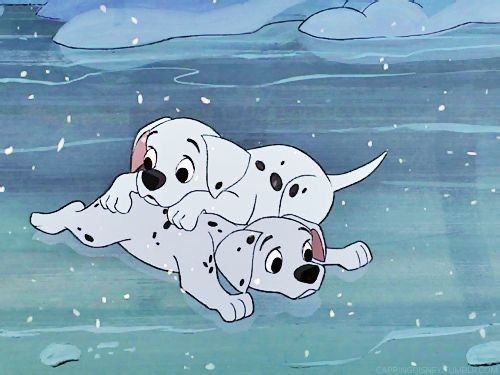 Dos cachorros dálmatas animados jugando en el suelo, rodeados de nieve