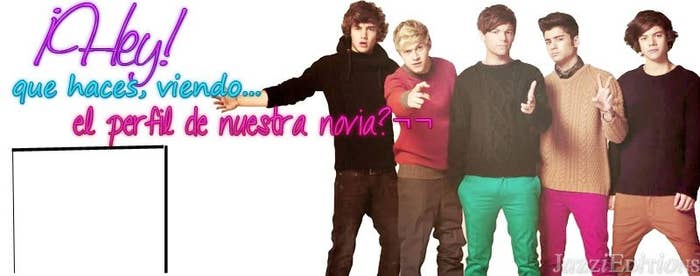 Grupo de cinco jóvenes posando juntos. Texto: &quot;¡Hey! que haces viendo... el perfil de nuestra novia?&quot;