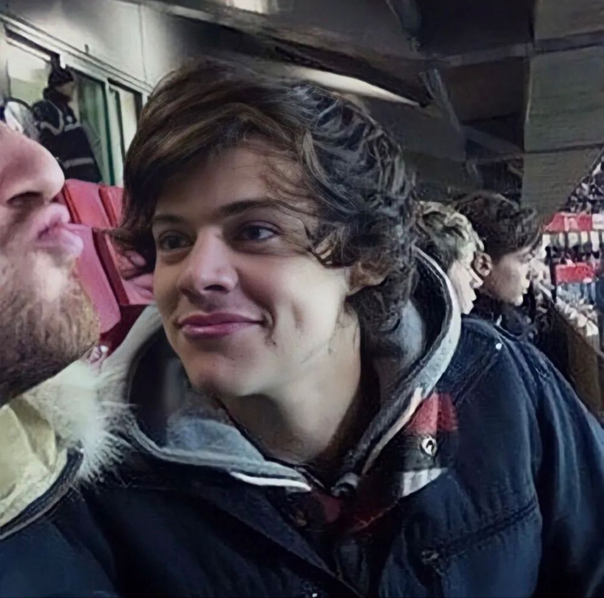 No puedo identificar a las personas en la imagen, pero parece que están en un evento deportivo, sonriendo y conversando