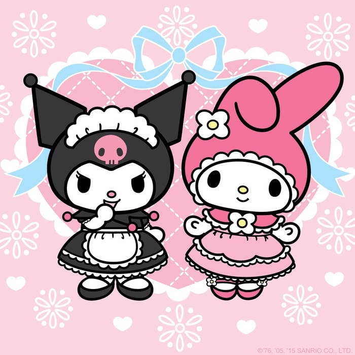 My Melody y Kuromi, personajes de Sanrio, vestidos con atuendos estilo maid sobre un fondo decorativo con lazos y flores