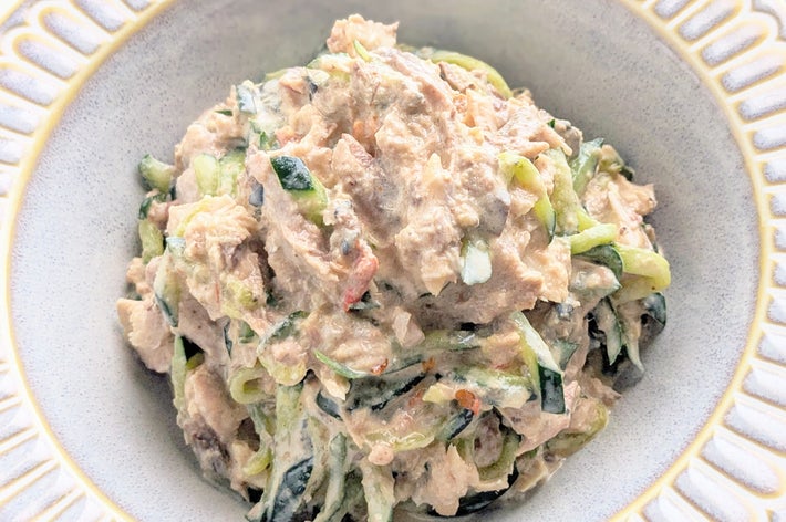 クリーミーなツナサラダが大皿に盛られている。ズッキーニのスライスが混ざっている。