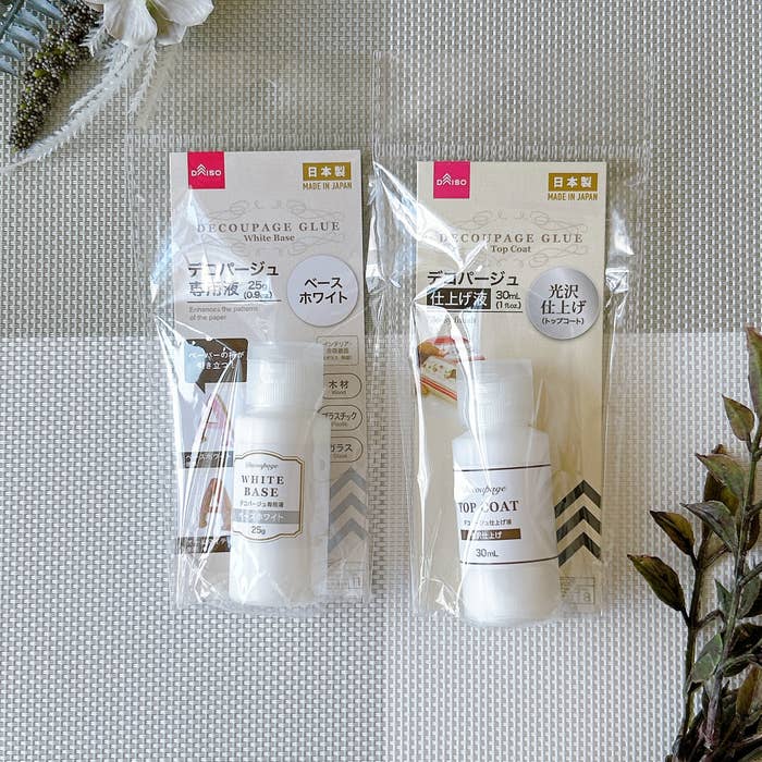 DAISO(ダイソー)の「デコパージュ専用液(ベースホワイト)」「デコパージュ仕上げ液(トップコート)」