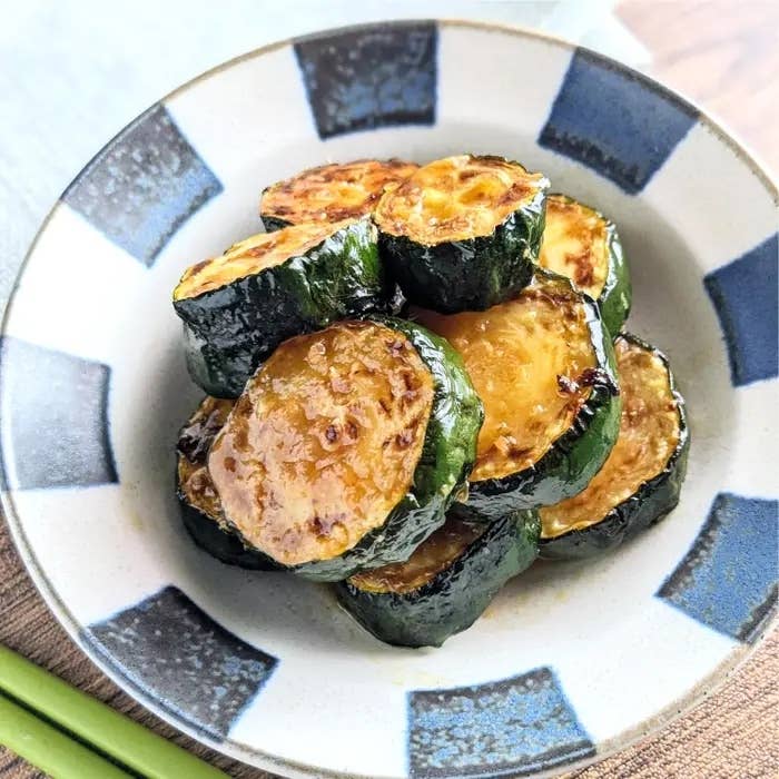 皿に積まれた焼きズッキーニのスライス。