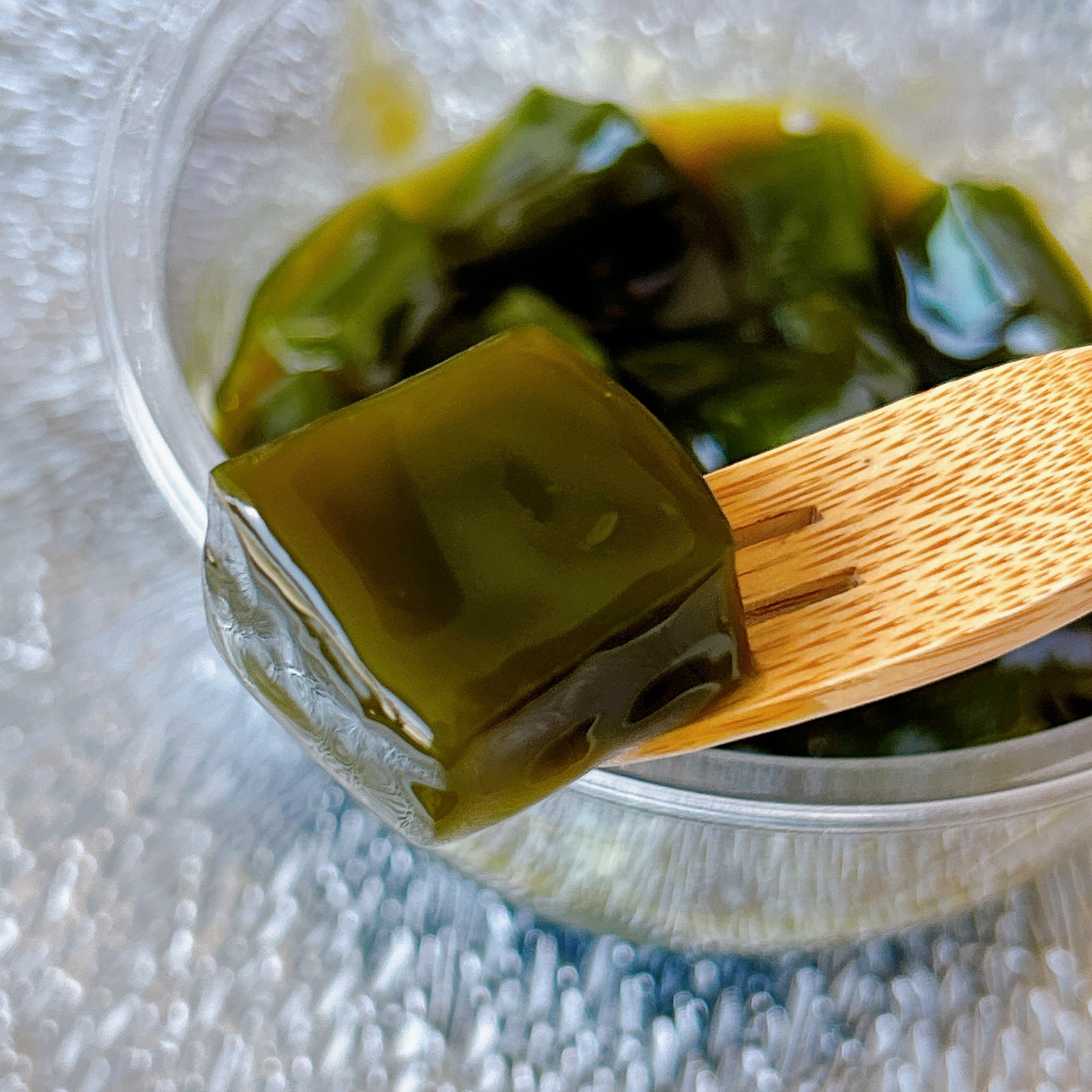 セブン-イレブンの「黒蜜で食べる 宇治抹茶あんみつ」