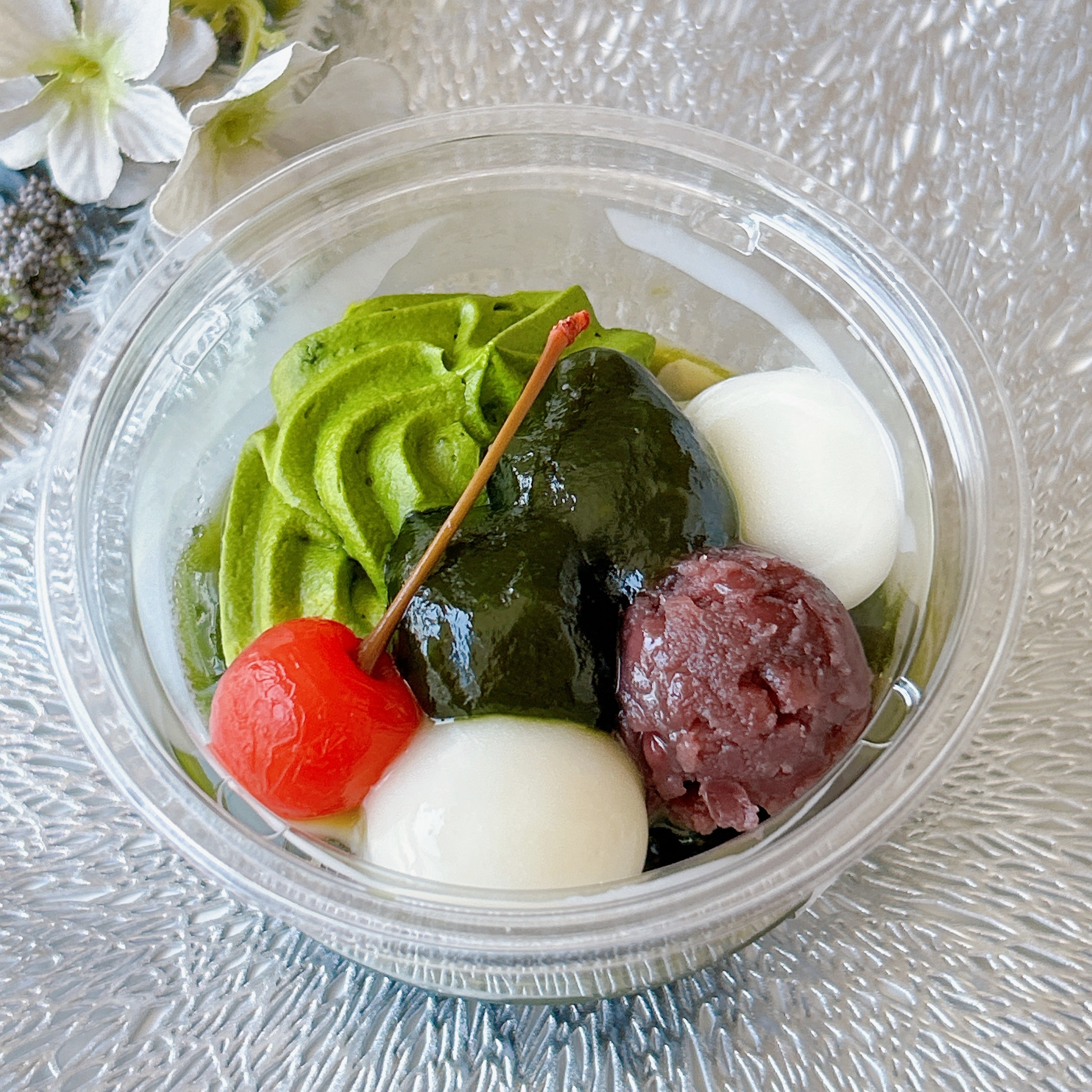 セブン-イレブンの「黒蜜で食べる 宇治抹茶あんみつ」