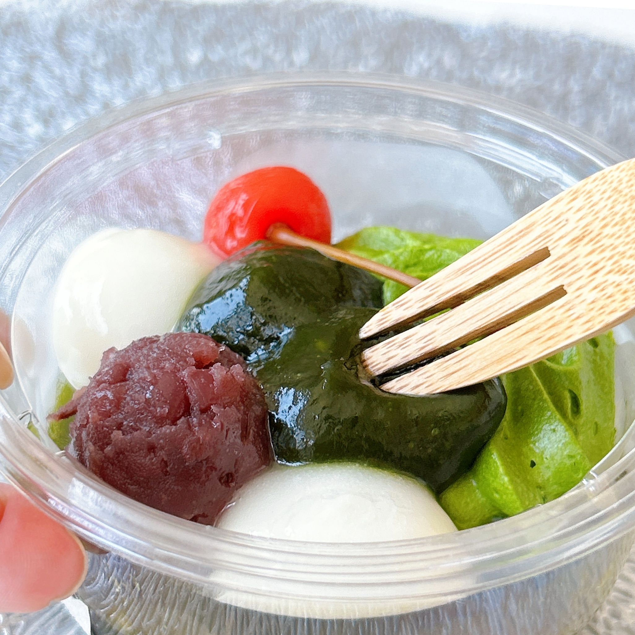 セブン-イレブンの「黒蜜で食べる 宇治抹茶あんみつ」