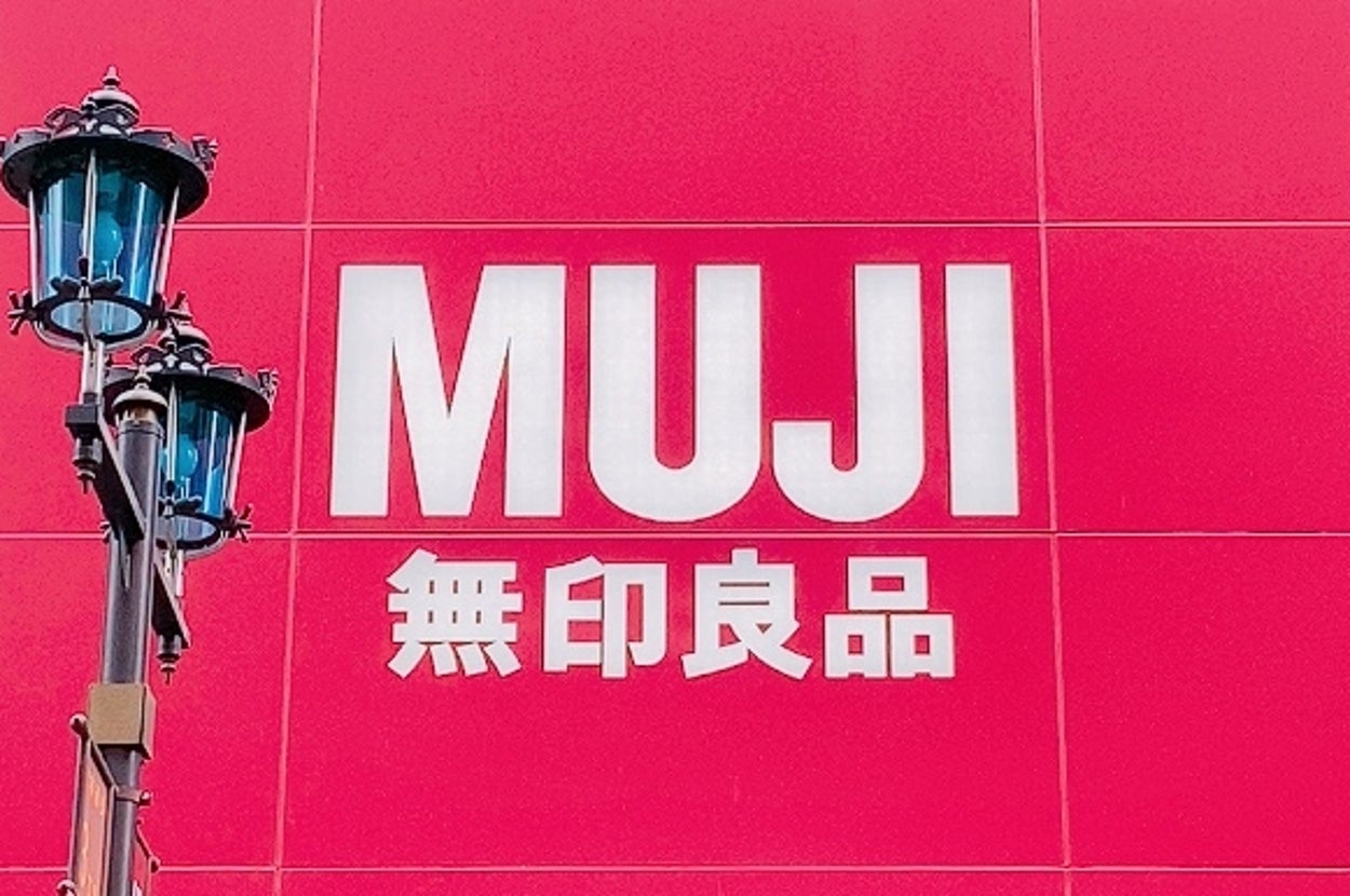 無印良品の店舗入口、大きなロゴが壁に表示されている。