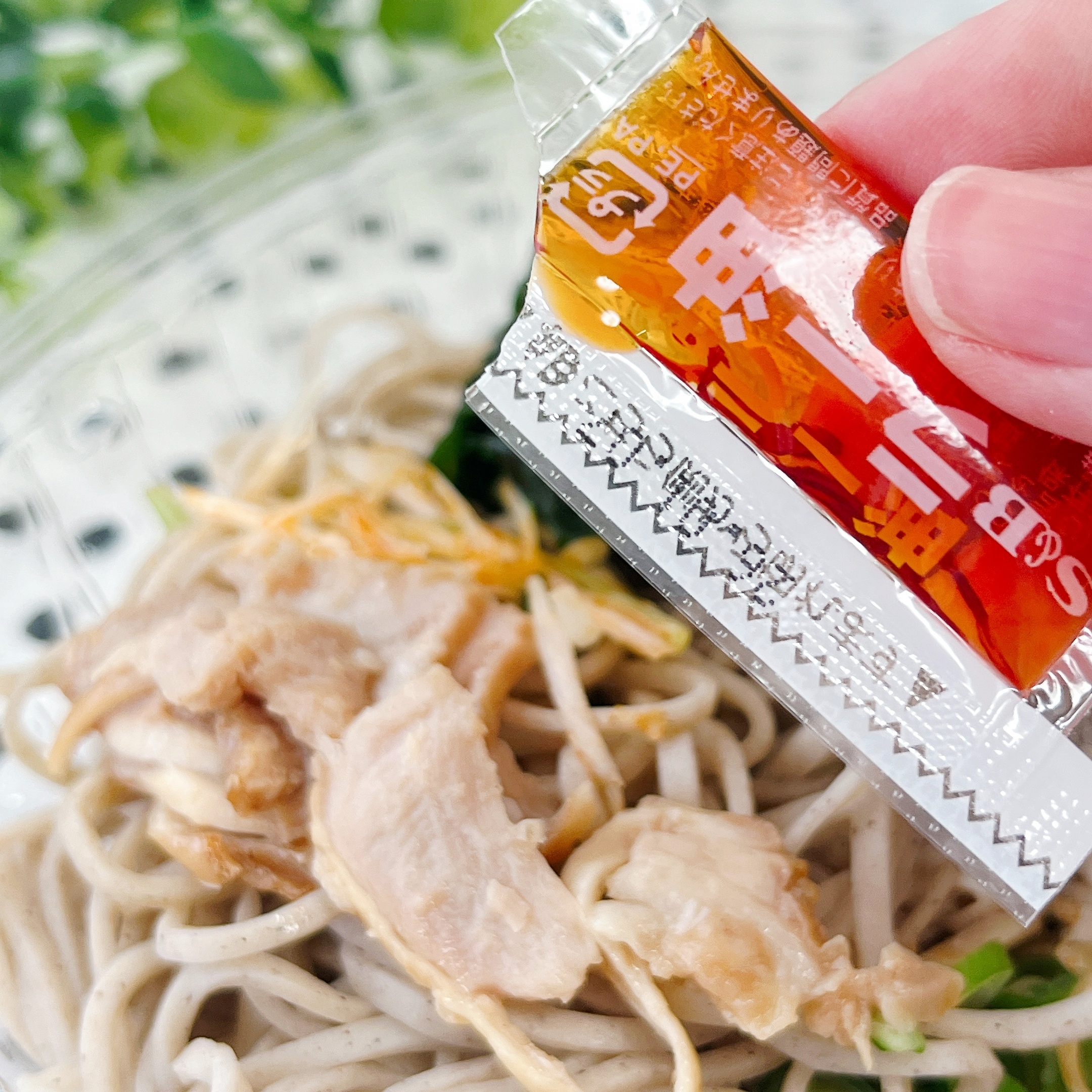 FamilyMart(ファミリーマート)の「ピリッと辛い 冷し鶏ねぎそば」