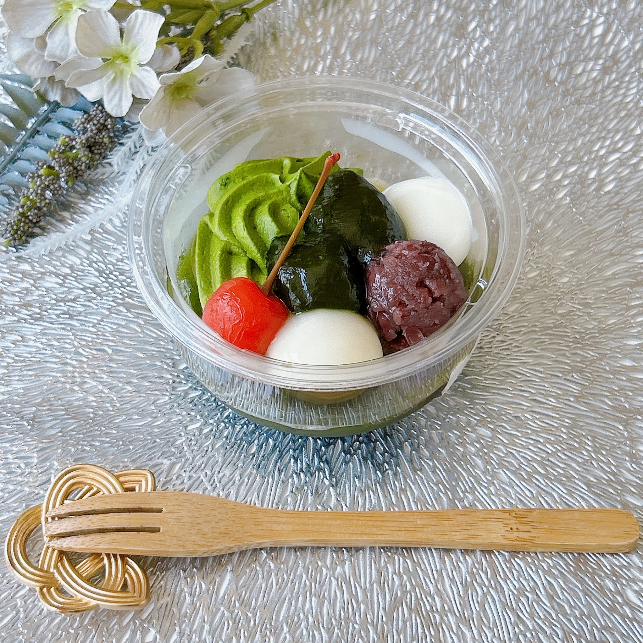 セブン-イレブンの「黒蜜で食べる 宇治抹茶あんみつ」