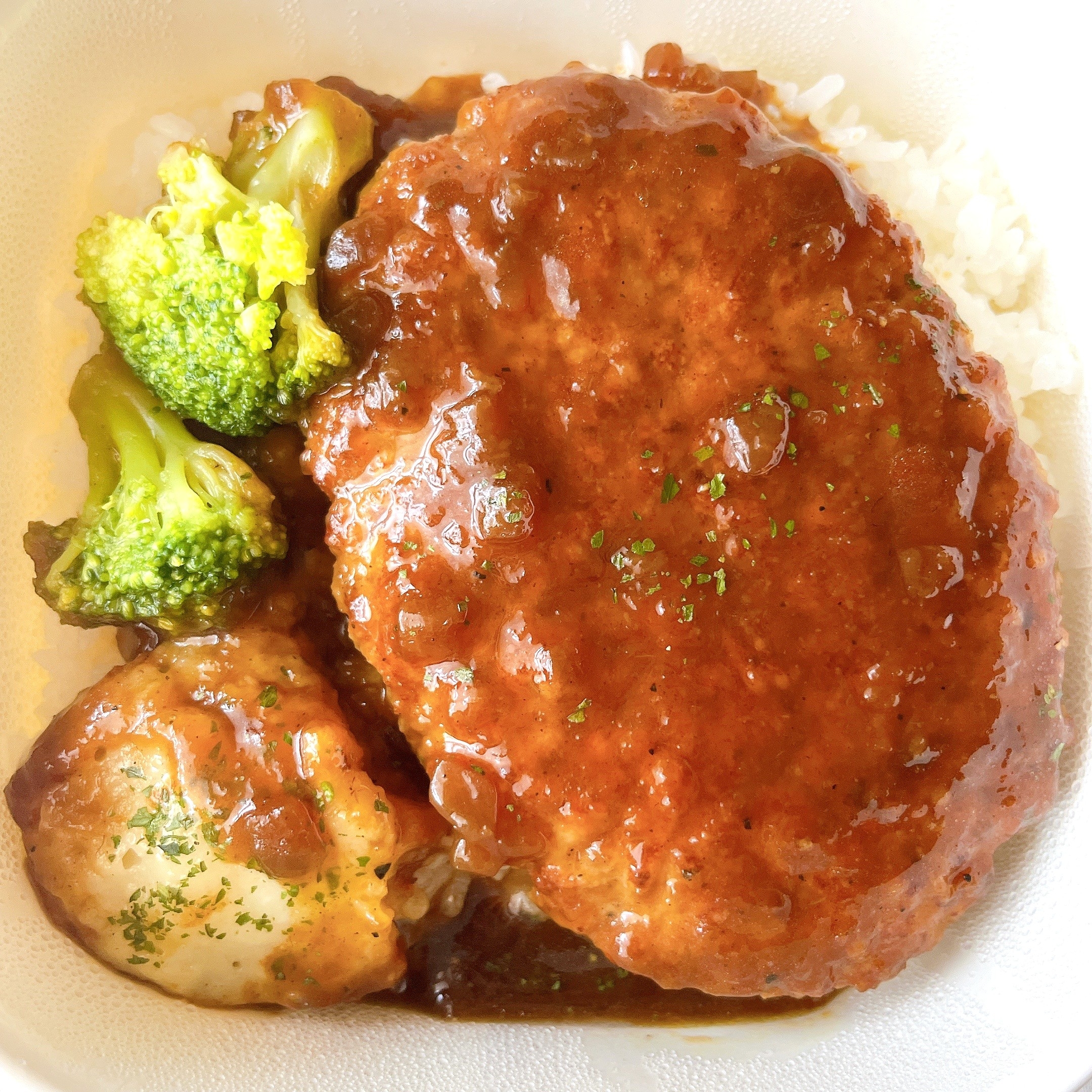 セブンイレブンの「おろし玉ねぎソースのハンバーグ丼」