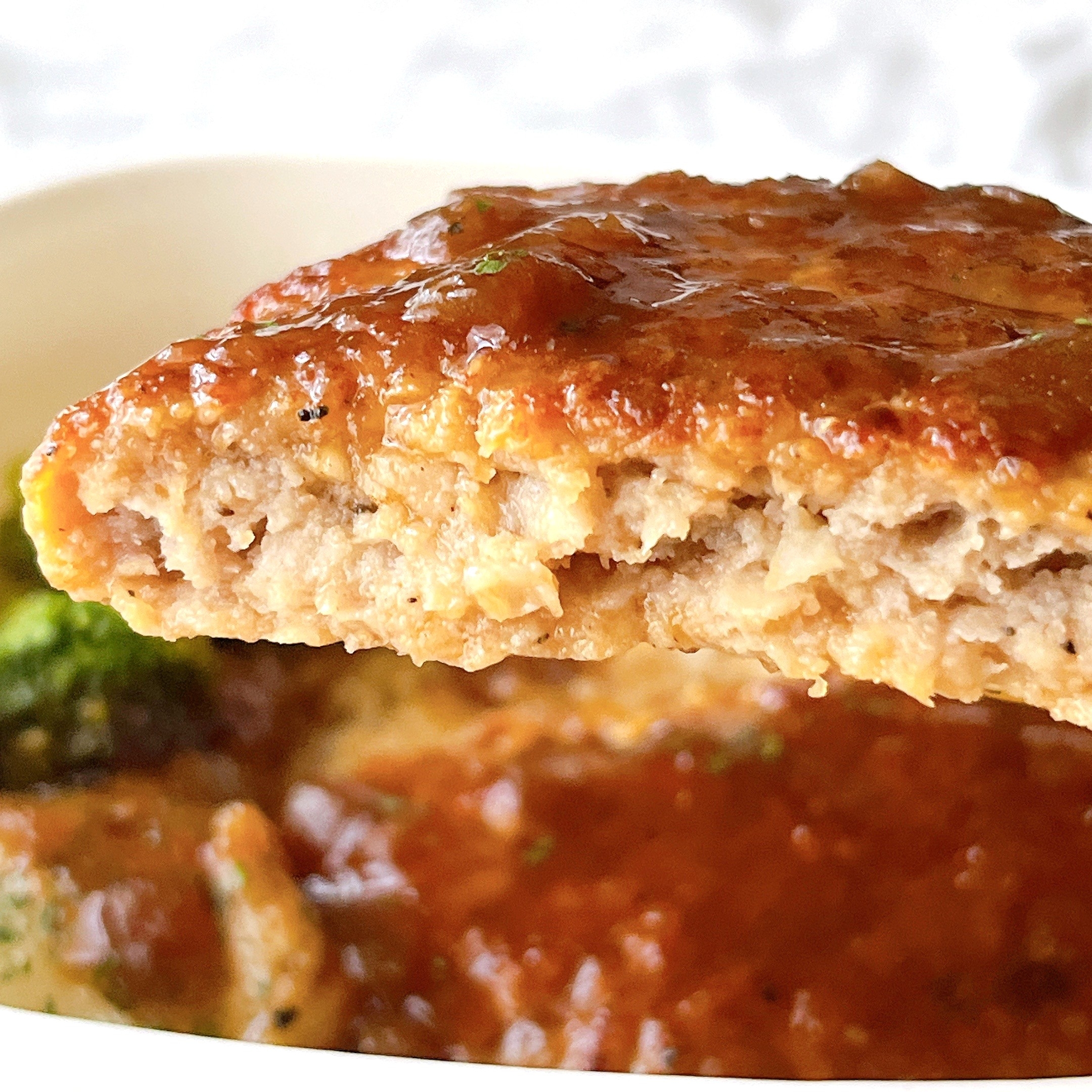 セブンイレブンの「おろし玉ねぎソースのハンバーグ丼」
