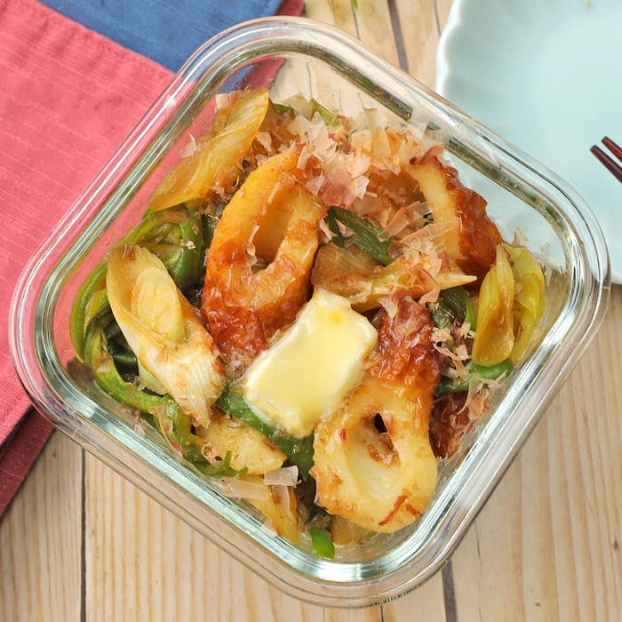 ガラス容器に入ったちくわと野菜の炒め物。上にバターがのっている。