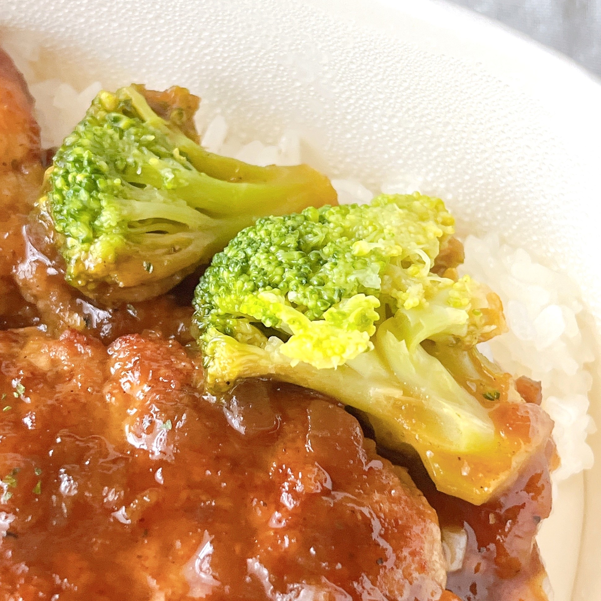 セブンイレブンの「おろし玉ねぎソースのハンバーグ丼」