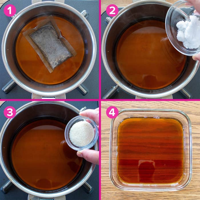 鍋でティーバッグを抽出し、砂糖とゼラチンを加え、液体を容器に注いだ工程の写真。