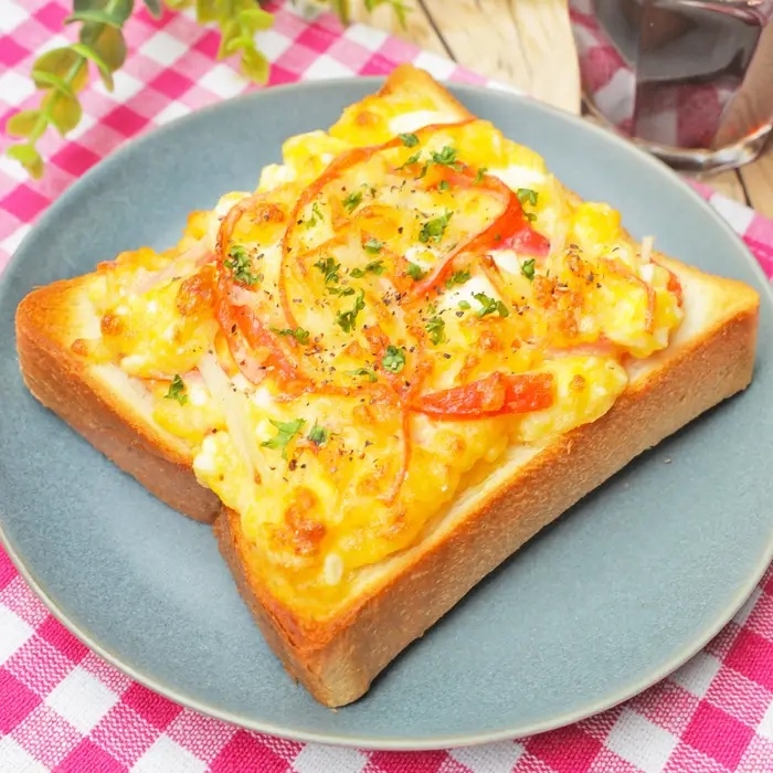 香ばしく焼けたチーズとマヨネーズのコクがやみつきになるおいしさ「カニたまタルタルトースト」