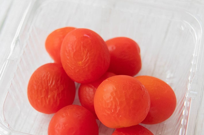 透明な容器に入った複数のミニトマトの写真。表面がシワシワになっている。