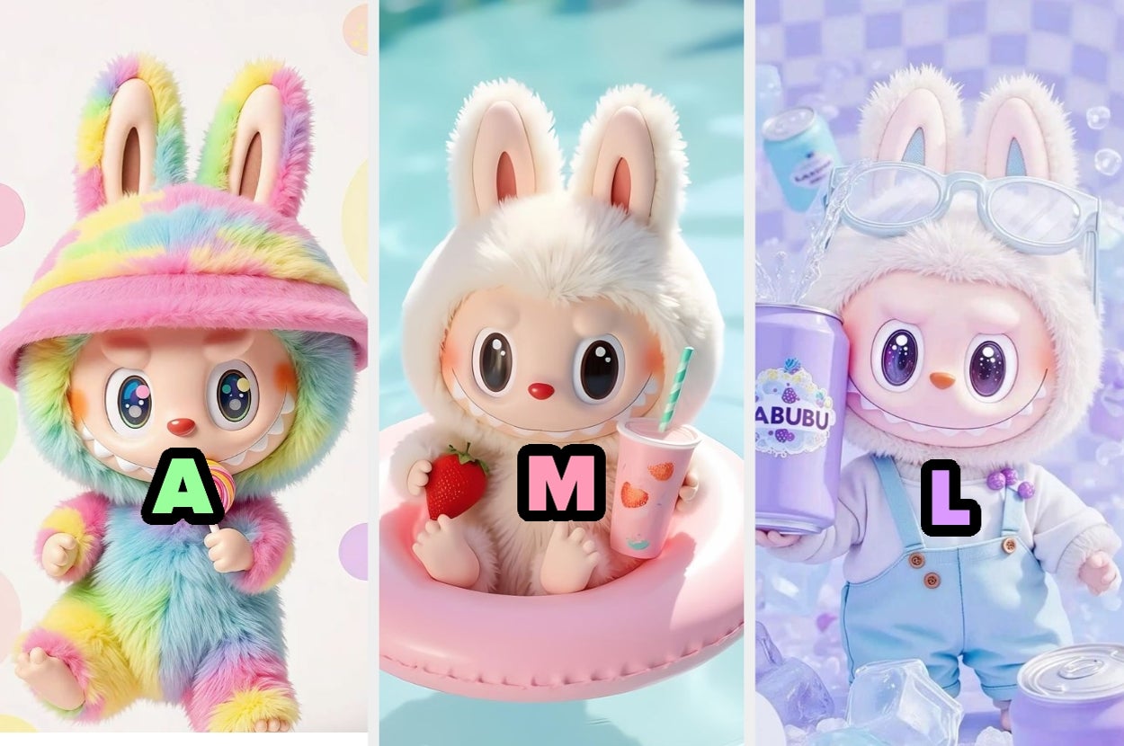 Tres figuras de conejos de peluche: uno con pijama esponjoso, otro en flotador con bebida, y el último con gafas y leche. Letras "A", "M" y "L"