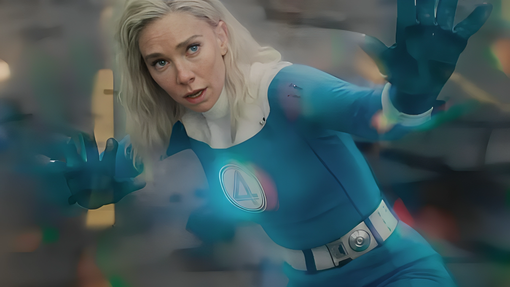 Persona con traje de superhéroe azul y emblema característico, en pose dinámica como si usara poderes. Escena de película o serie